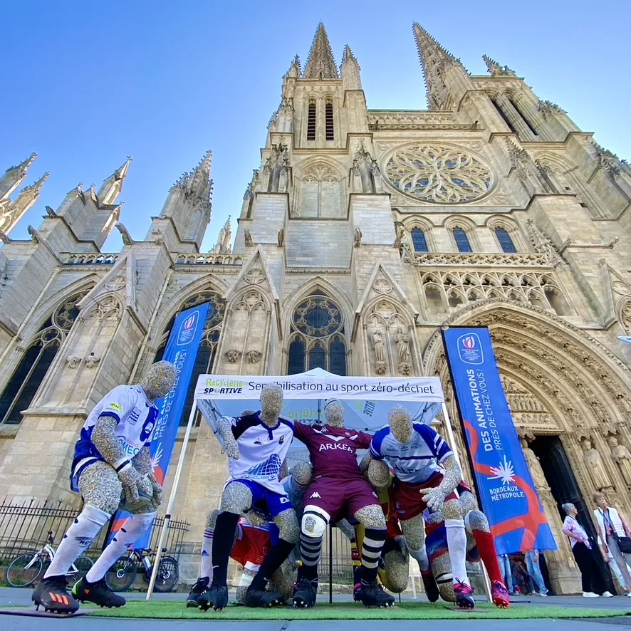 La Mêlée de Robin Gaudillat présentée devant la cathédrale de Bordeaux