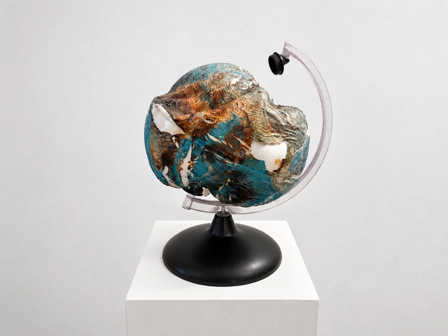 Planète Terre, détail d’un globe altéré par des traces de brûlure et de matière